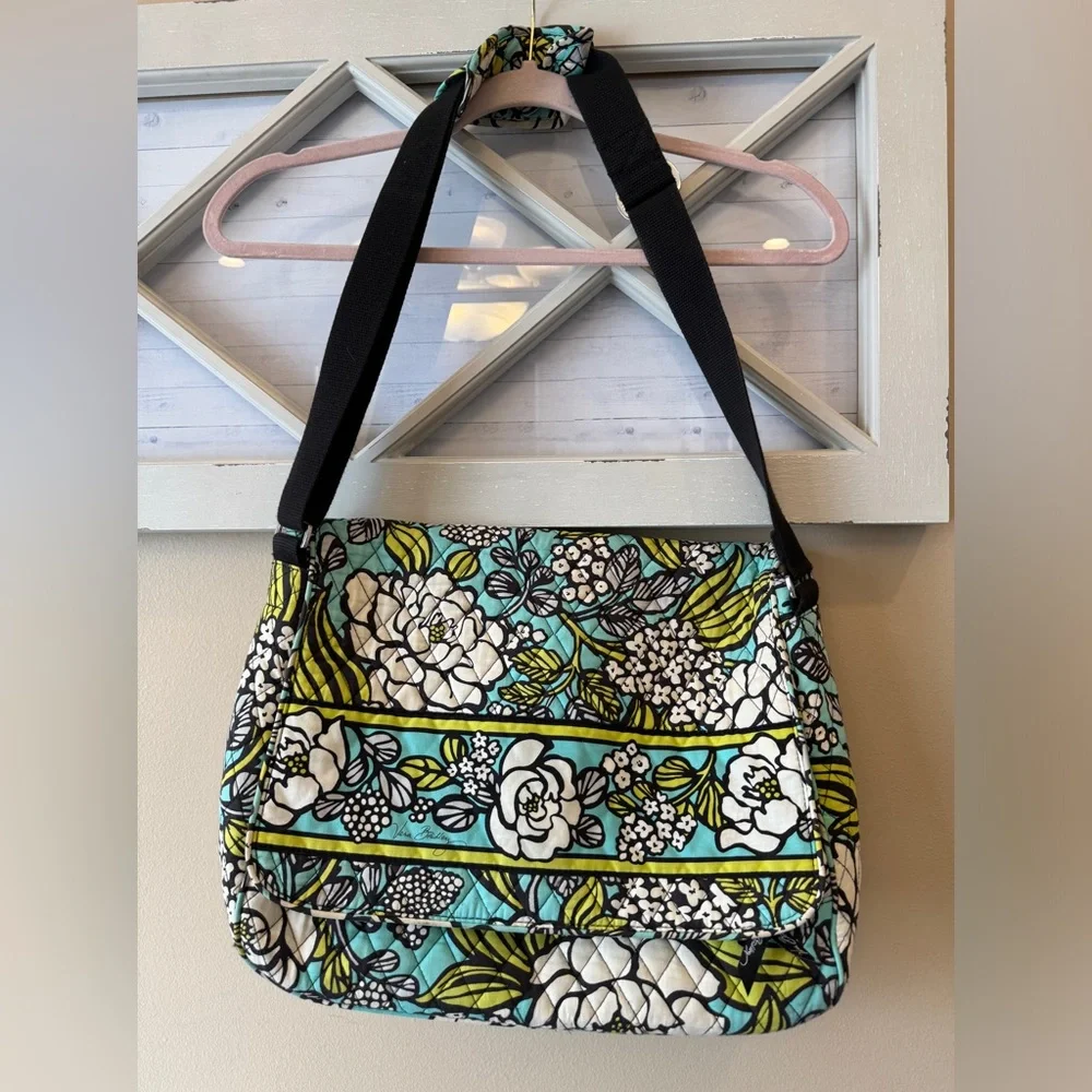 Vera Bradley Island Blooms Messenger Laptop Bag Blue White Floral 14.75x11x4.25‎
